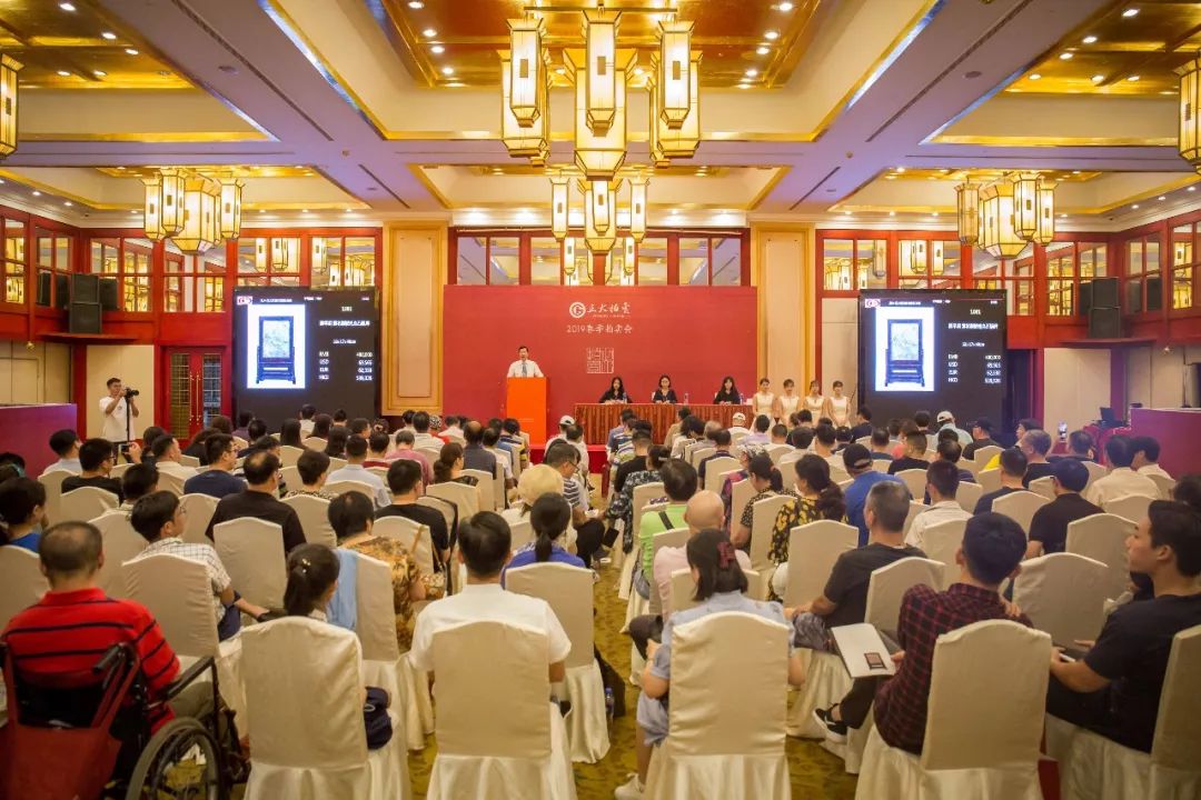 紫檀大四件柜4200万落槌,新黄花梨明式家具收藏势头强劲! 紫檀大四件柜4200万落槌,新黄花梨明式家具收藏势头强劲!
