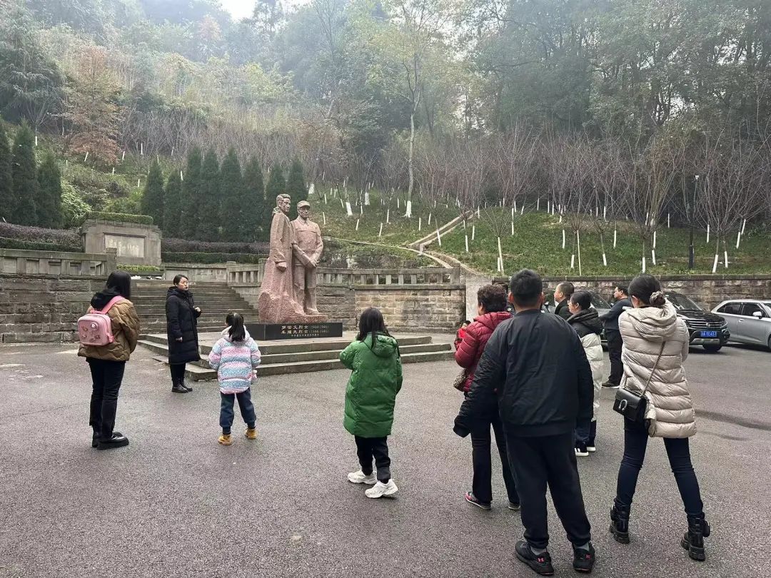 紅巖村,曾家巖50號周公館,松林坡等景區,講解員通過義務講解革命歷史