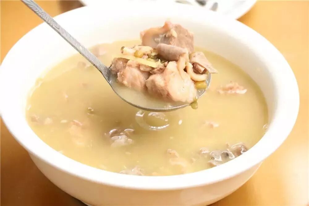 小肠性味甘微寒,补肠润燥的作用.