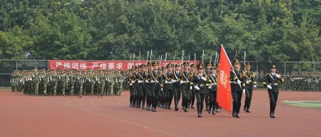 学校2021级新生军训成果汇报大会举行