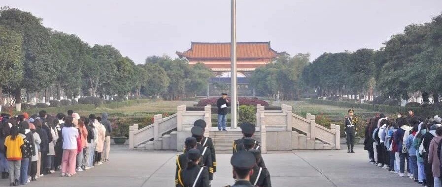 陈立明教授在升国旗仪式上作主题演讲