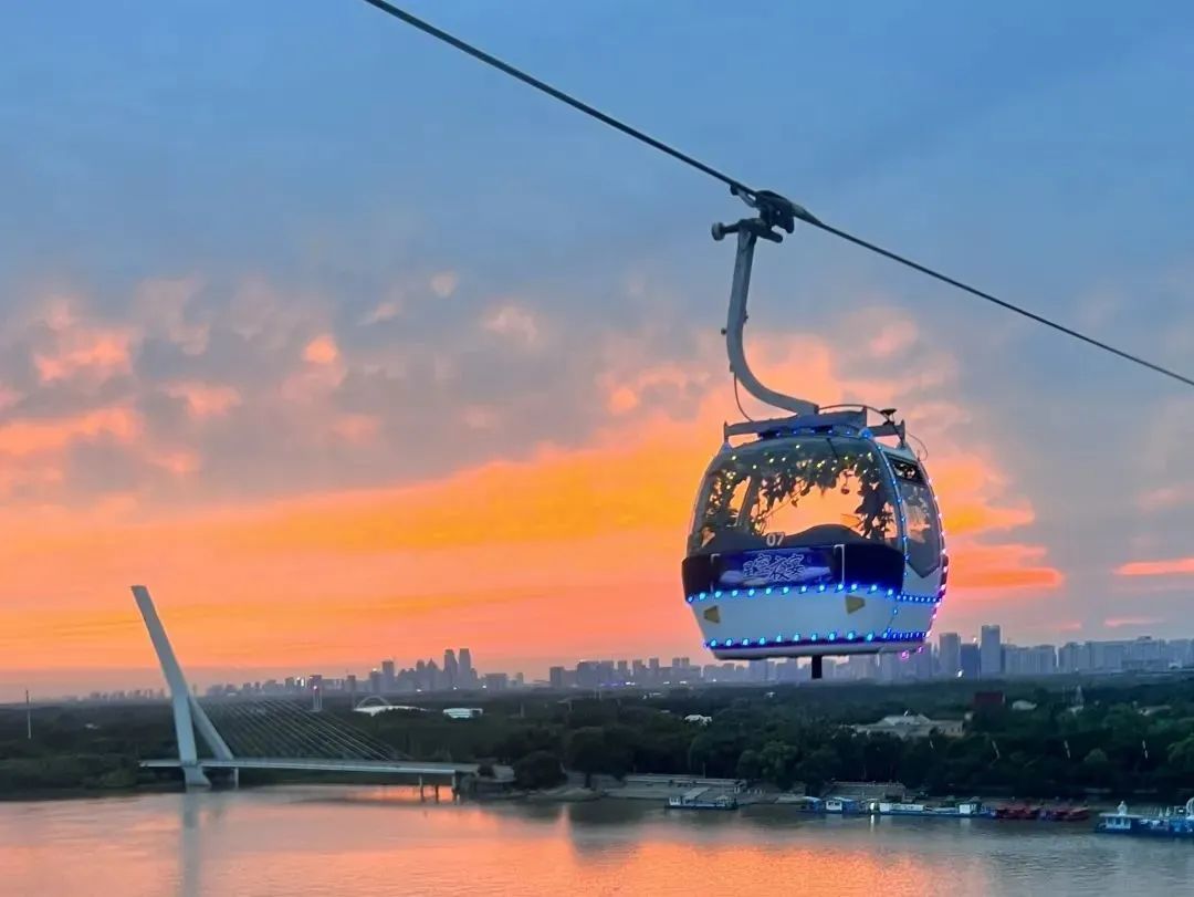 想要一览哈尔滨的城市风景,乘坐松花江观光索道是不错的选择.