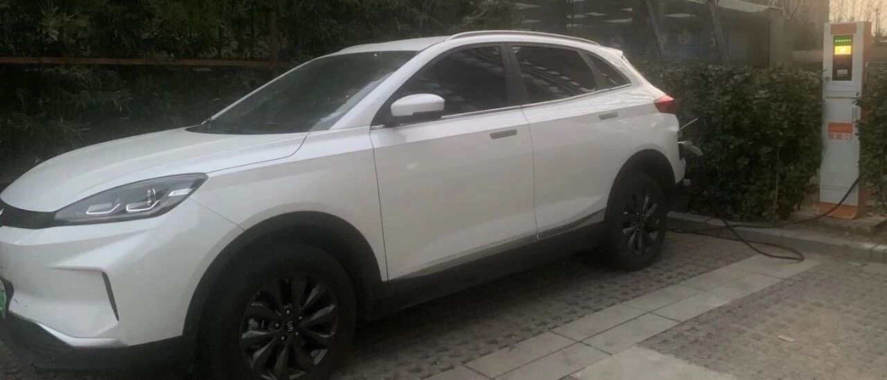 电动汽车冬季续航“魔咒”：续航里程腰斩 充电换电排队两小时