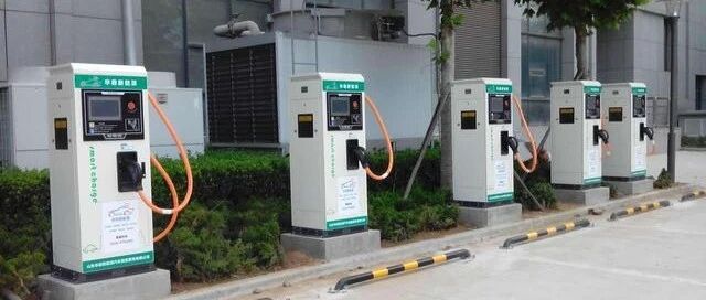 电动车主冬季“梦魇”：“三个小区共用6个充电桩” 排长队等位