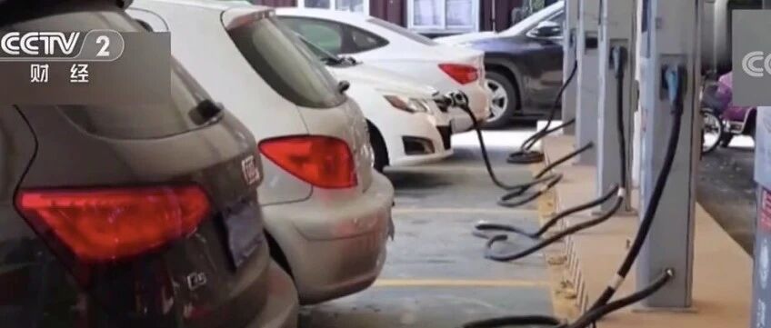 8小时车程，花了16小时！新能源车排队充电！网友：我都到家了，朋友还在高速上充电...