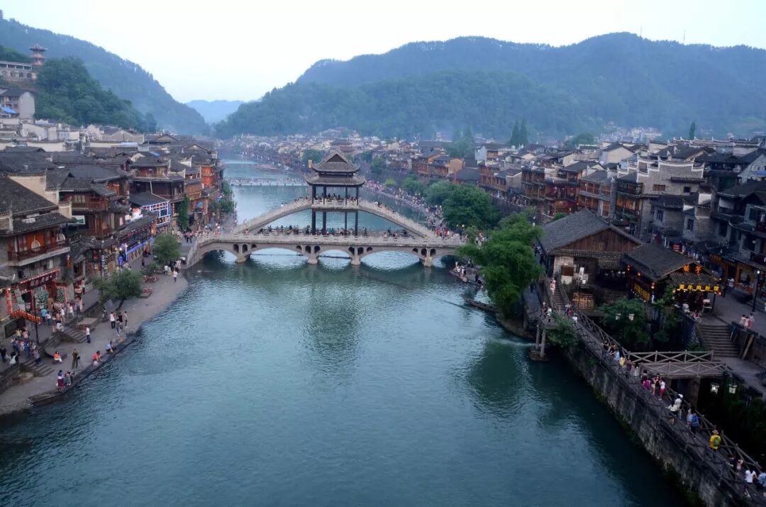 凤凰古城还有人去吗 湖南的凤凰古城还值得去吗？看看网友怎么说