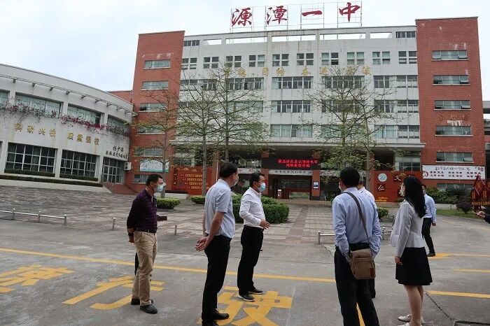 调研组一行先后到源潭中心小学,台前小学松塘分校,源潭一中,实地检查
