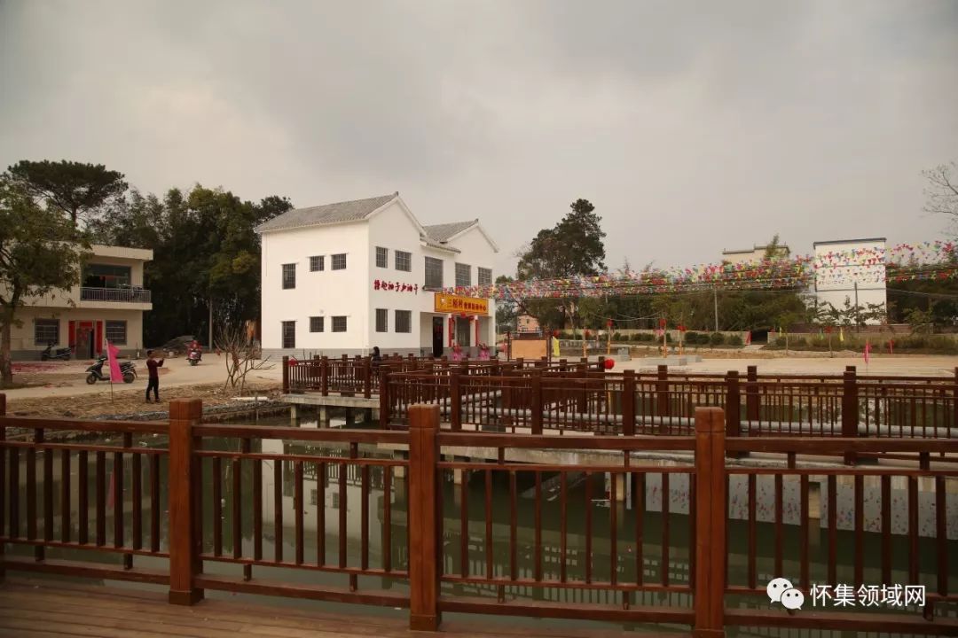 的三柏村 把梁村镇洊水村,花石村 和岗坪镇睦渊村3个行政村下辖的 何