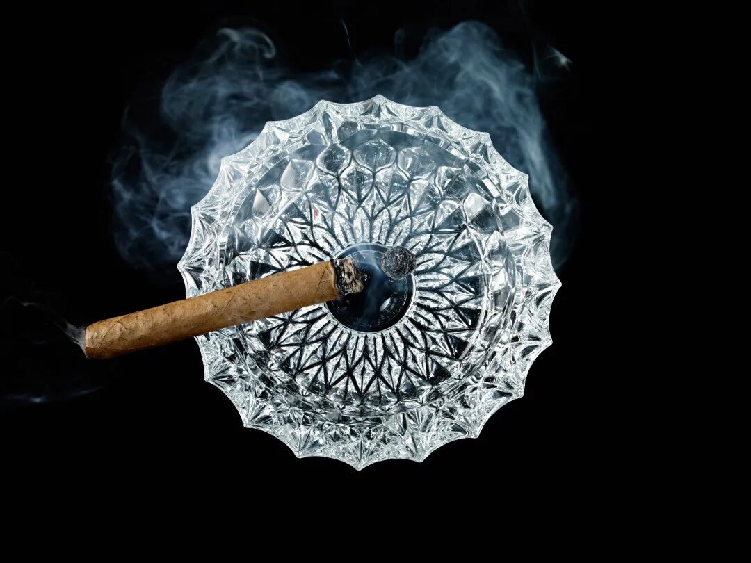 您知道吗？抽雪茄的姿势可以反映性格！（附5种雪茄拿法）(图1)