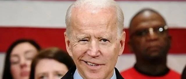 千万别低估了拜登的智商：借刀动手后悄悄转身，免得溅一身血！