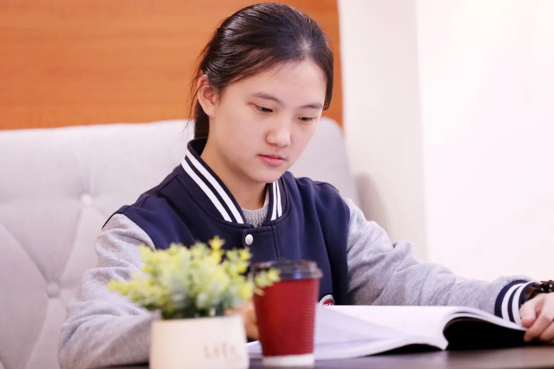 苏外“最牛宿舍”上线了,三人同时获全球最高分,被剑桥大学录取