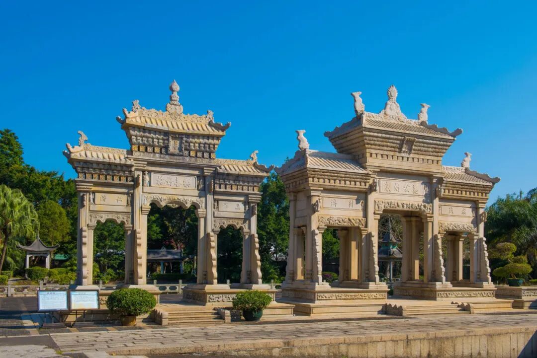 　　梅溪牌坊，坐落“陈芳花园”旧址，是光绪帝为表彰陈芳及其父母等人而赐建，2006年被列为全国重点文物保护单位 朱泽辉/摄