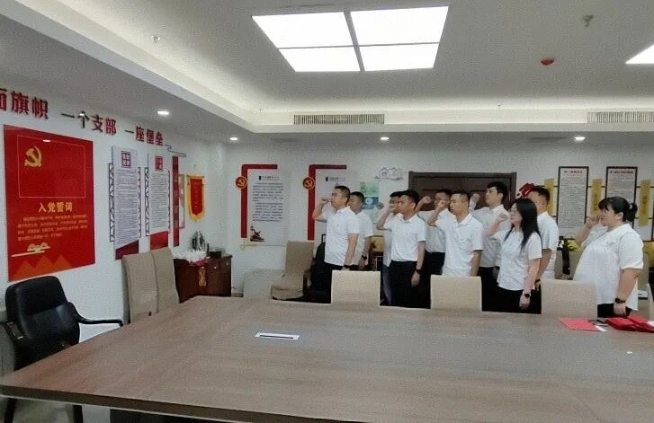 （照片1）“專題黨課強使命 政治生日憶初心”—— 市水投誠源建設(shè)黨支部開展書記講黨課暨集體過政治生日主題黨日.jpg