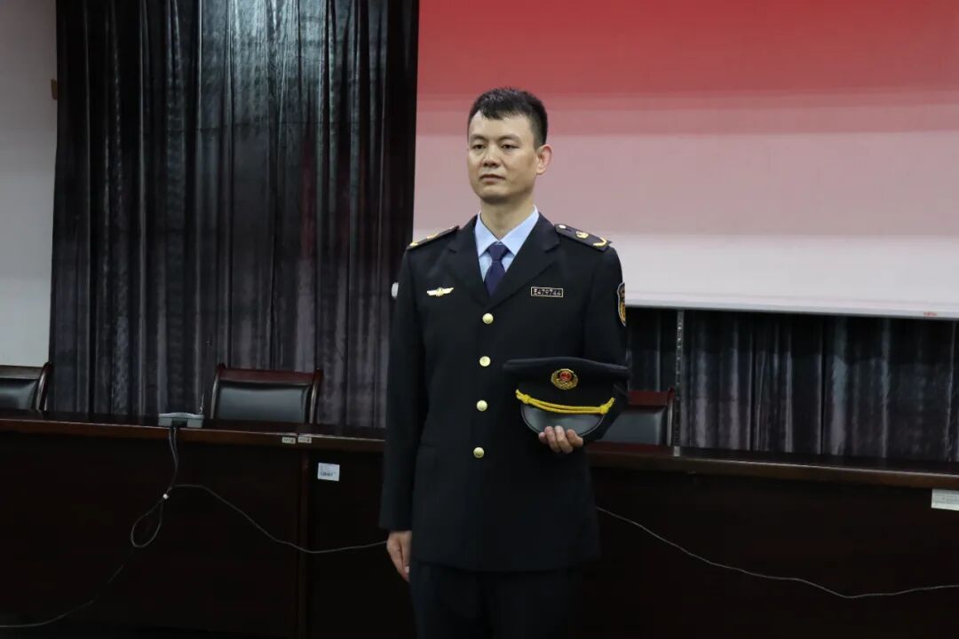 换装啦市文广旅体局举行文化市场综合执法队伍换装仪式