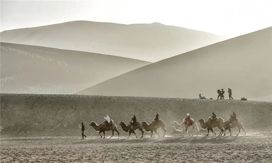 敦煌鸣沙山美景