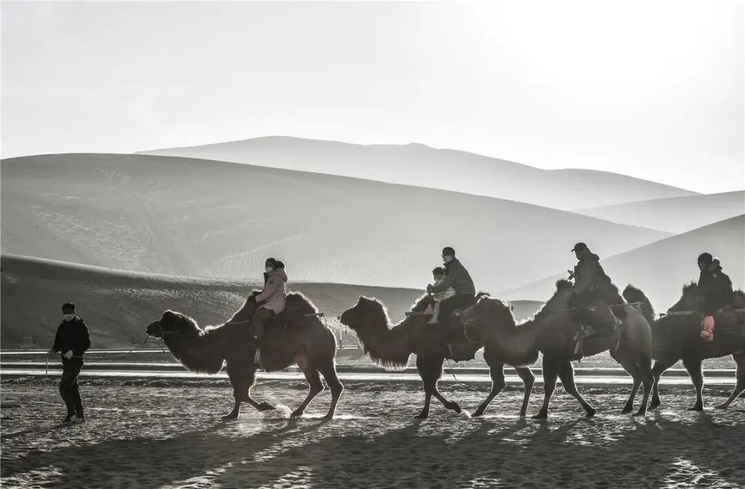 敦煌鸣沙山美景