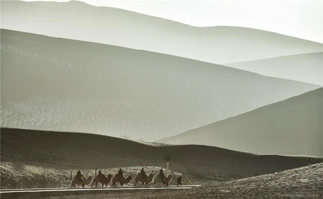 敦煌鸣沙山美景