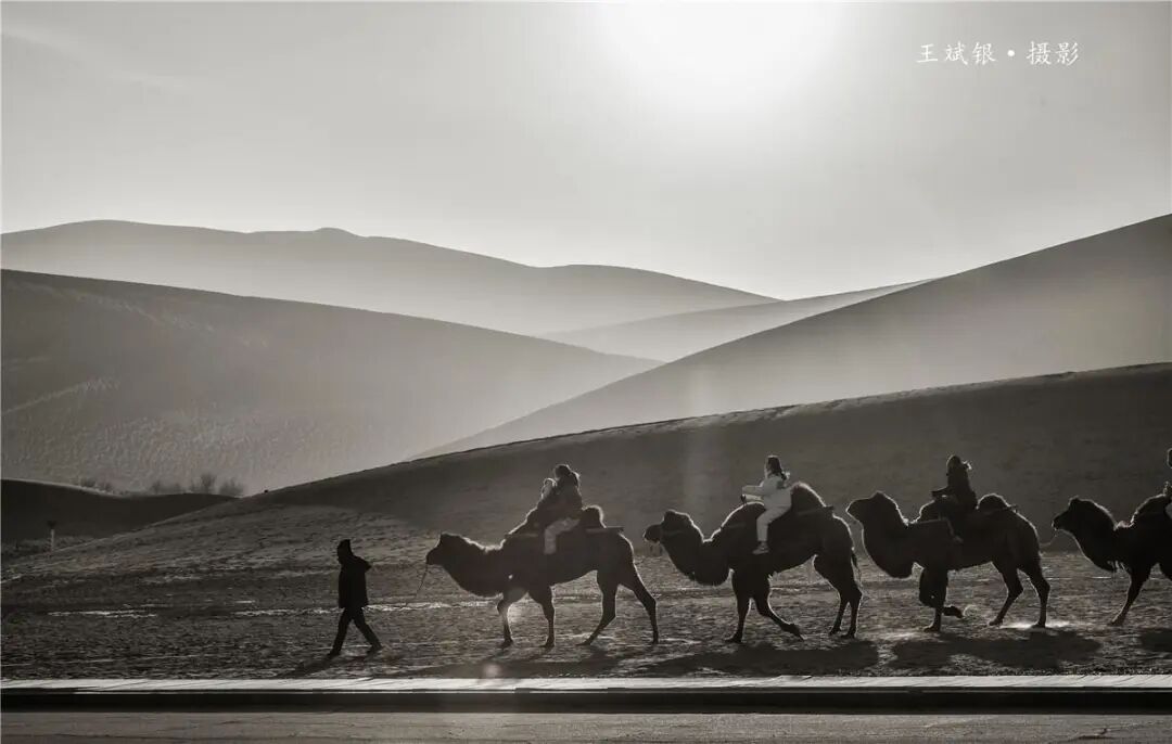敦煌鸣沙山美景