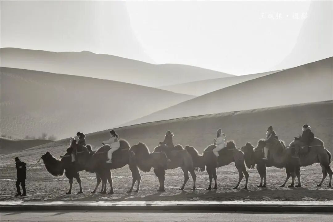 敦煌鸣沙山美景