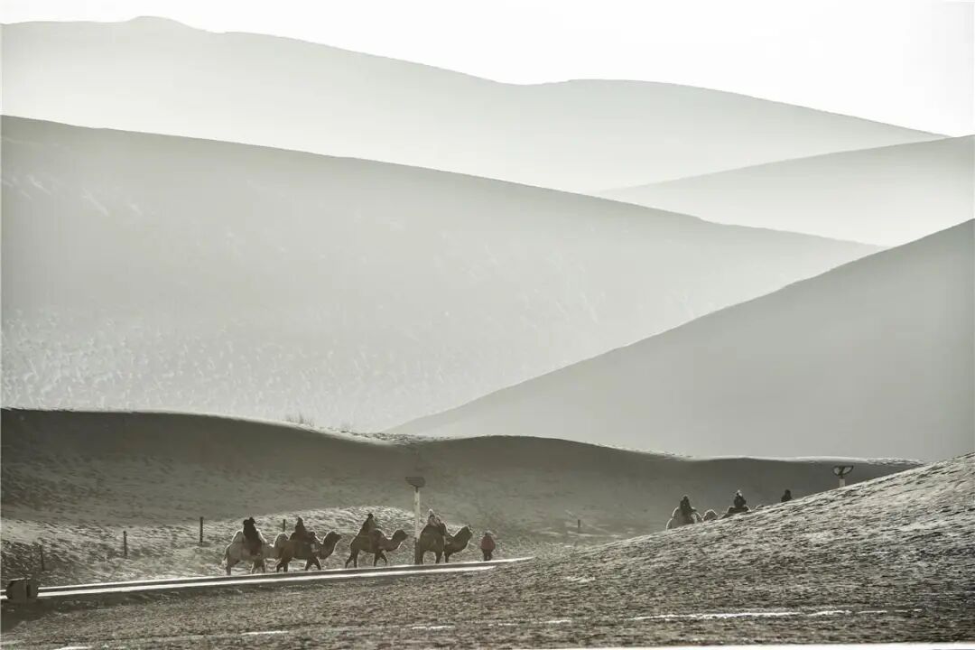 敦煌鸣沙山美景