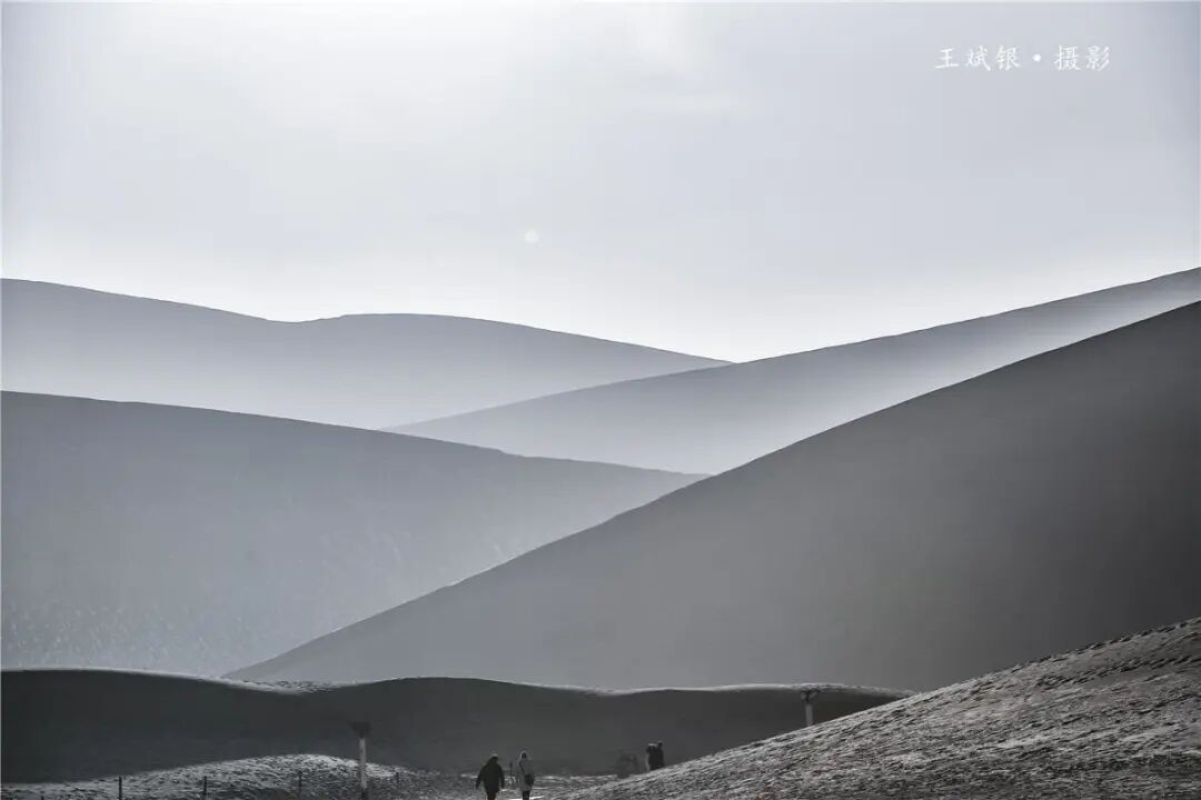 敦煌鸣沙山美景