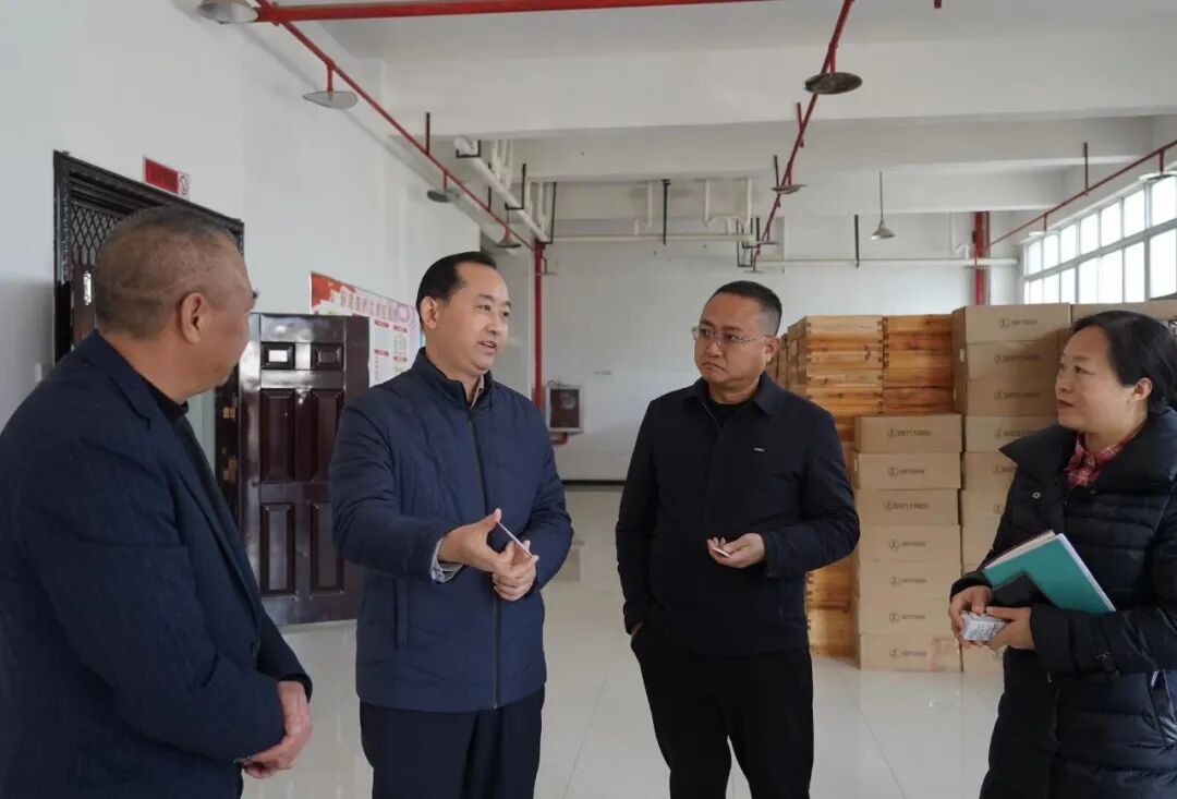 来到大坪工业园区,邹家文走进永惠蜂业科技有限公司