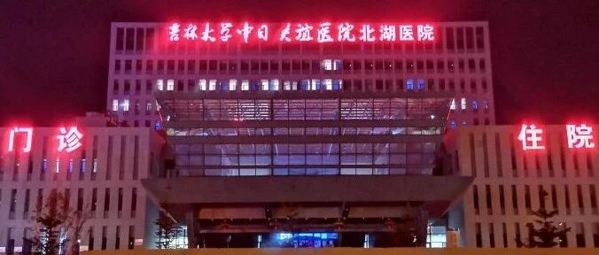 医院门口发生车祸，伤者求助无人帮，医生：不能脱岗否则会被开除