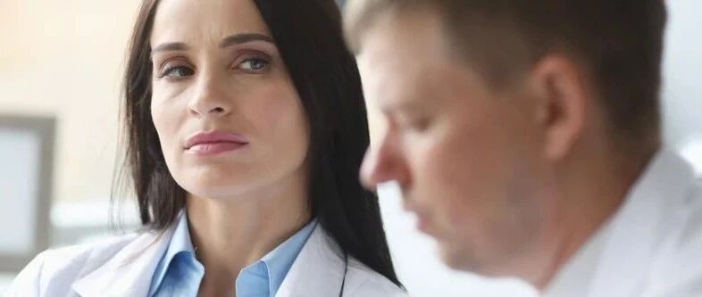 硕士毕业在三甲工作被针对，领导特别不待见自己，要辞职吗？