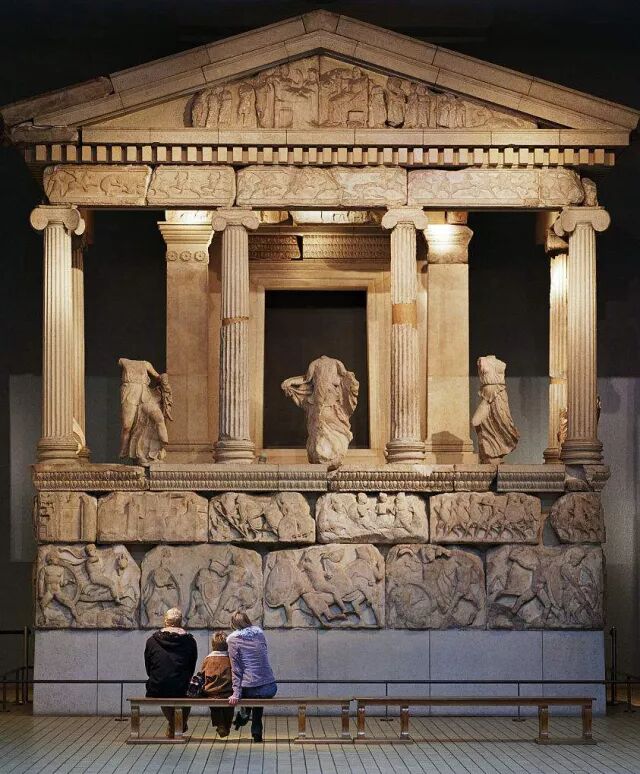 这件来自于雅典帕提侬神庙的大理石雕塑成为了整座神庙里最精彩的一幕