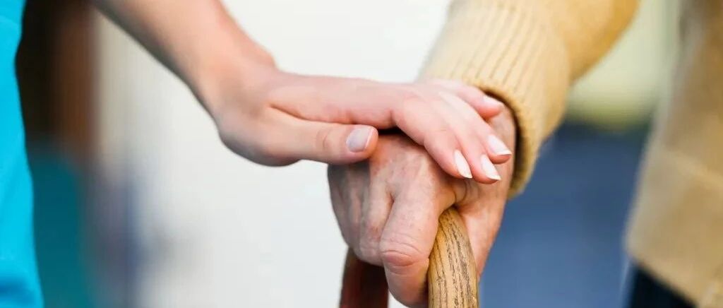 AD病人的朋友和家人要在场