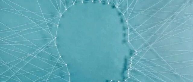 什么导致了阿尔茨海默病患者的神经精神症状？