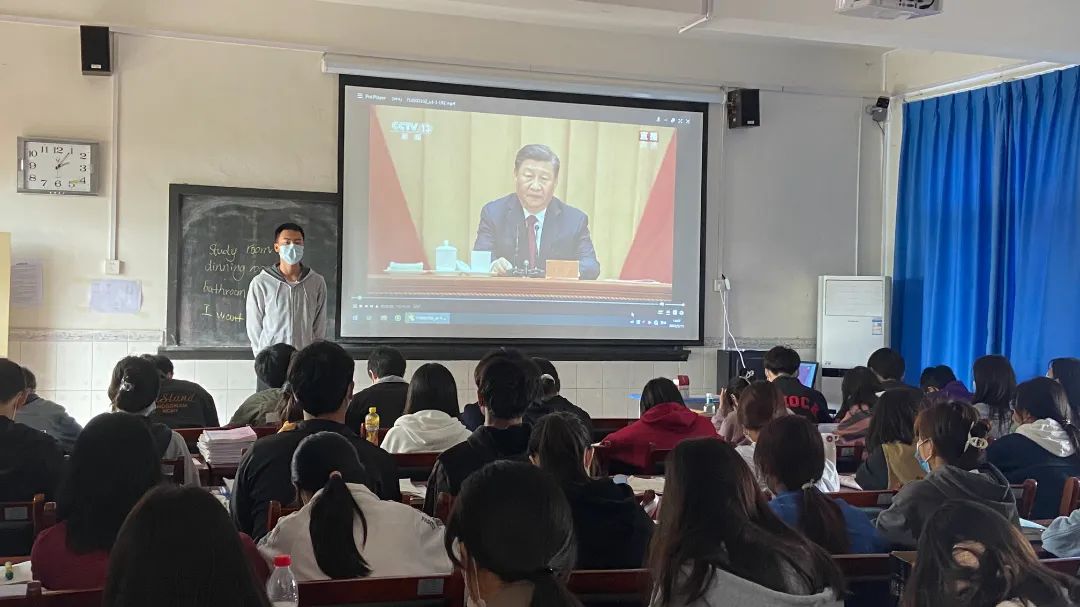 我校領導與團干部、青年教師代表、學生團員代表一同收看慶祝中國共產主義青年團成立100周年大會盛況