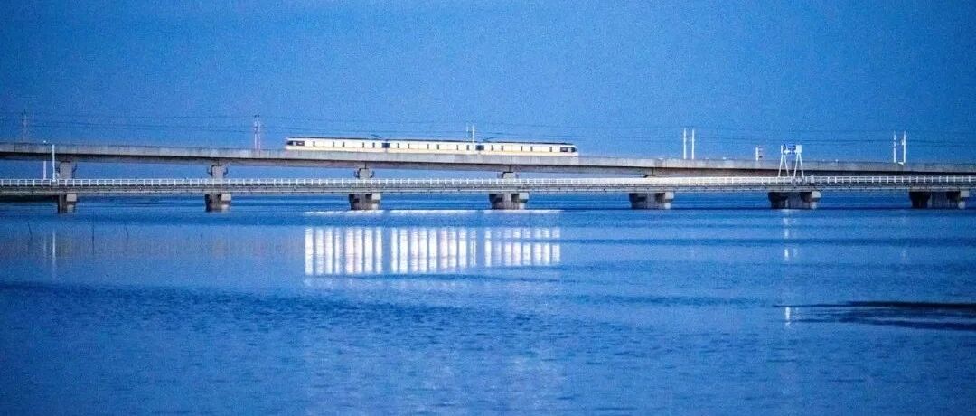 坐地铁去看海！现实版"天空之镜"美到出圈，解锁《千与千寻》同款水上列车，江浙沪2h直达！