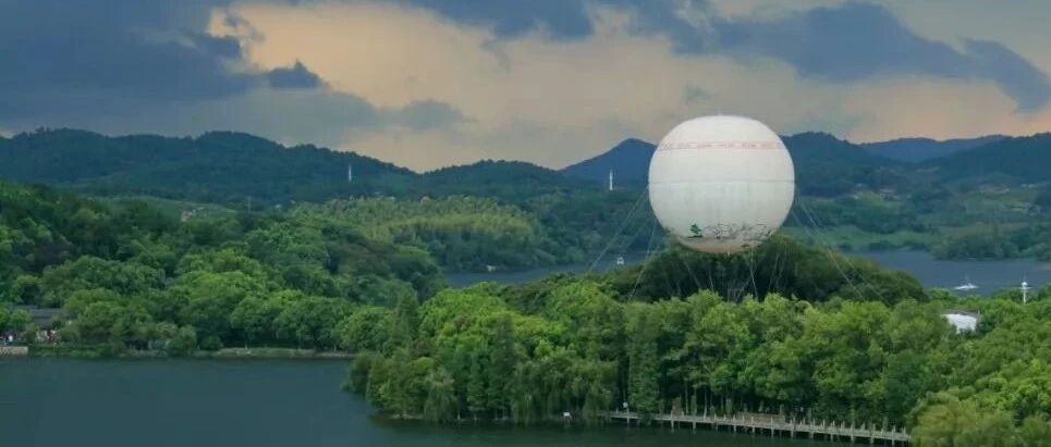 首发！媲美格鲁吉亚的世界长寿之乡，泡一线湖景温泉，打卡霍比特人同款小屋，撸猫撸思聪同款柯尔鸭