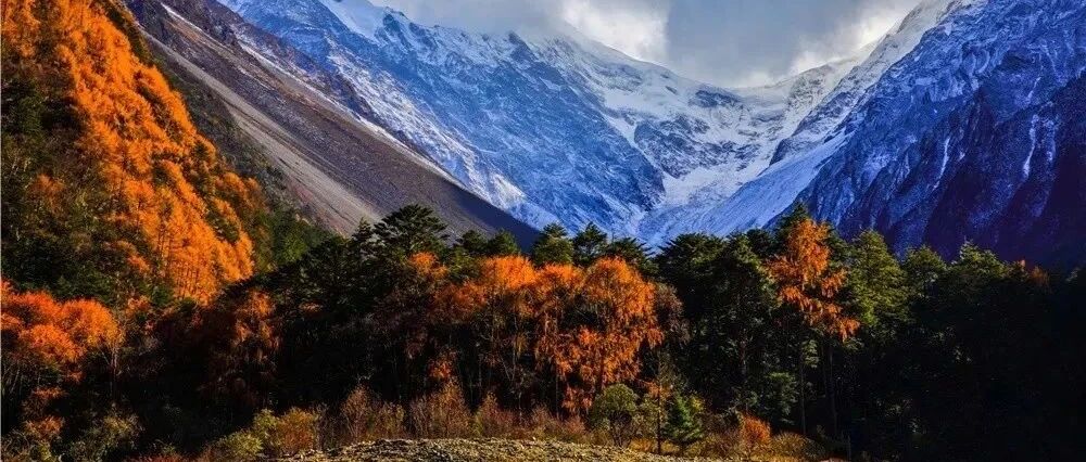 被央视翻牌的冷门小城！高山草甸美过瑞士，雪山下泡天然温泉私汤，围着火炉吃烧烤太幸福了！