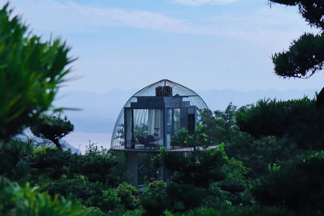 魔幻山城私藏了一座空中巴厘島！駕車30min直達400米山巔無邊泳池，避開人潮躺看全城風光！ 旅遊 第15張