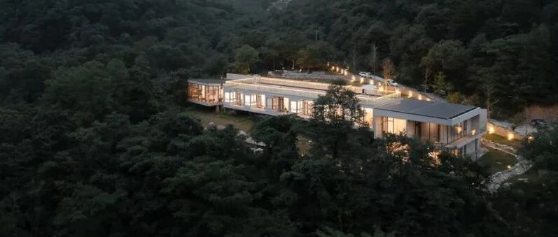 又一宿集惊艳亮相！历时3年仅造8间房，悬崖之巅270°落地窗直面云海，绝美秋色不输京都！