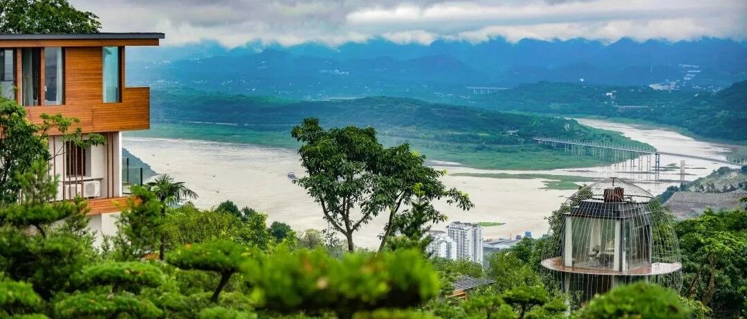 魔幻山城私藏了一座空中巴厘岛！驾车30min直达400米山巅无边泳池，避开人潮躺看全城风光！