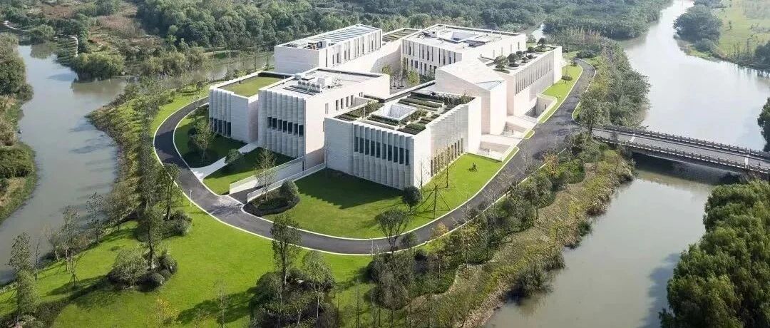 自驾1h直达！一岛一湖一酒店，360°景观环绕，躺看无边山水，国庆有房不加价！