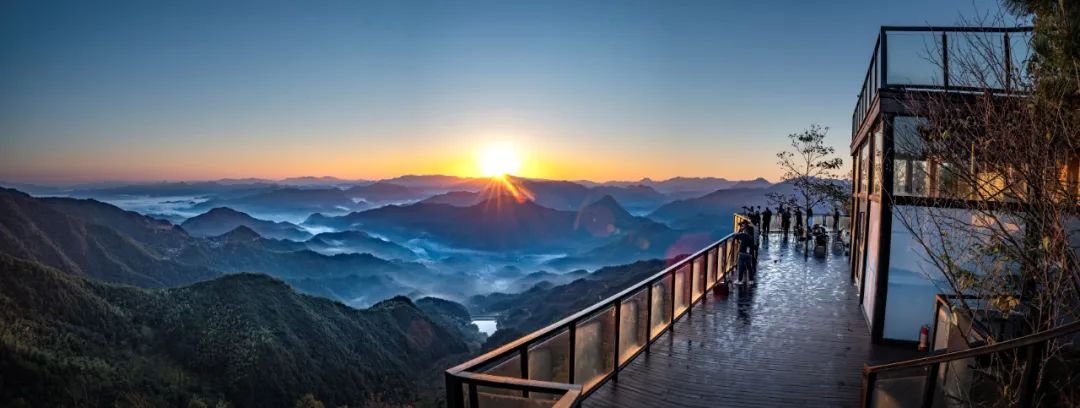 斥资打造山谷神仙树屋！270°躺看山峦云海，玩水溯溪过清凉夏天，家门口神仙度假地！