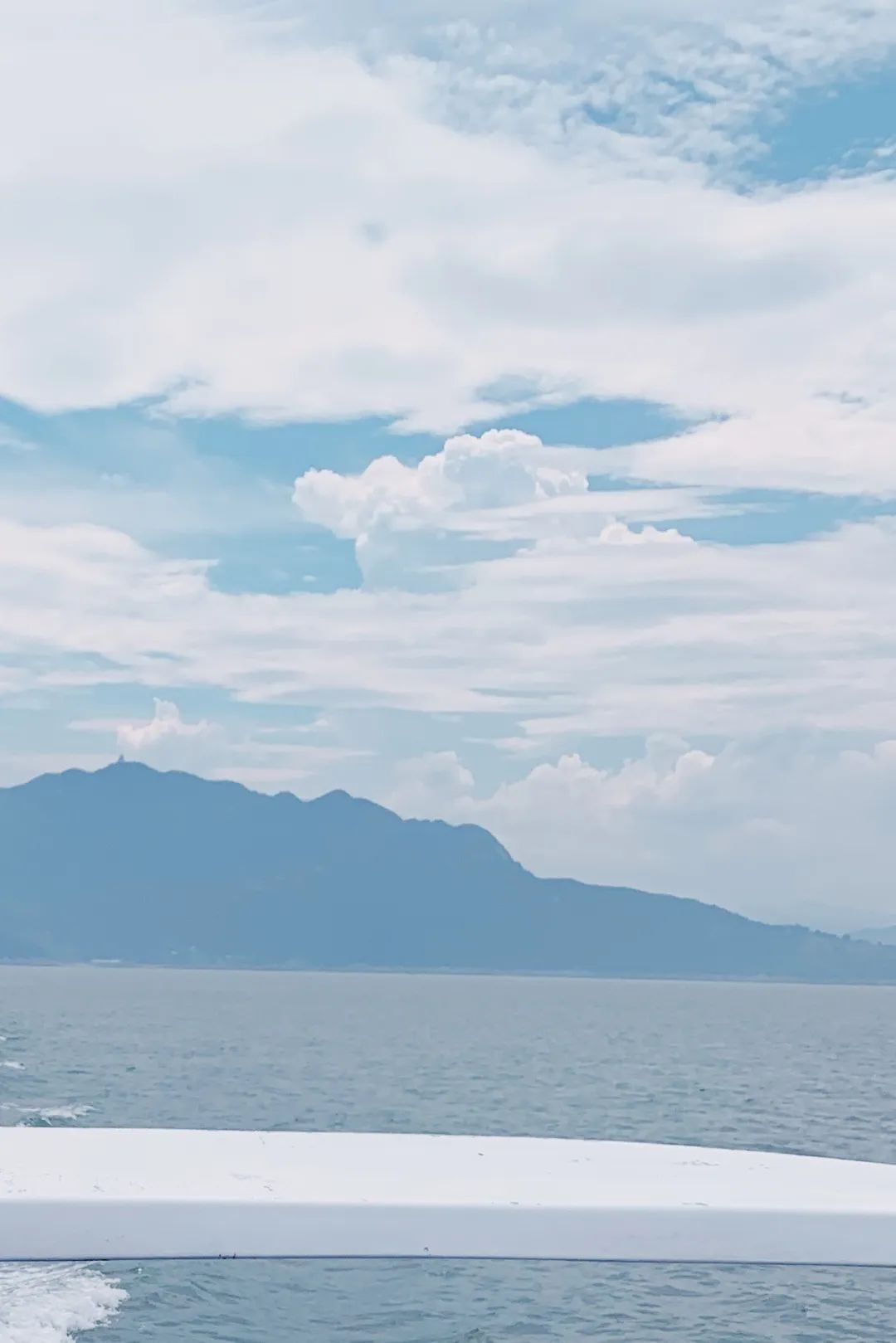 國內有座秘境海島，一到夏天美成呼倫貝爾！萬畝海上大草原，美哭了卻鮮有人知 旅遊 第7張