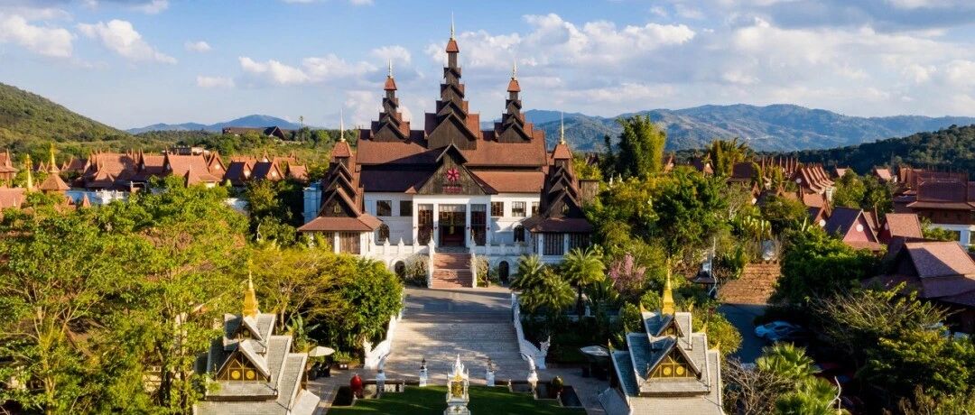 国内就有不输东南亚的度假小城，20℃暖阳泡天然温泉，热带风情避寒刚好！