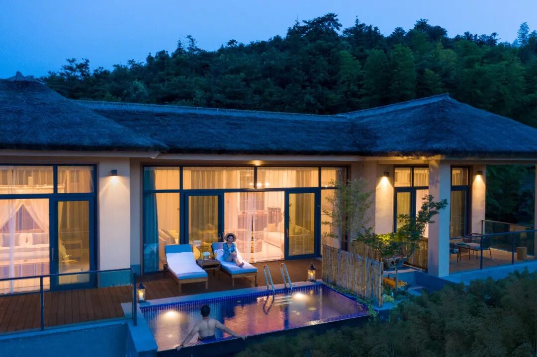 今冬最受瞩目的天然温泉酒店,隐于万亩竹海,每栋带泳池私汤,给国牌