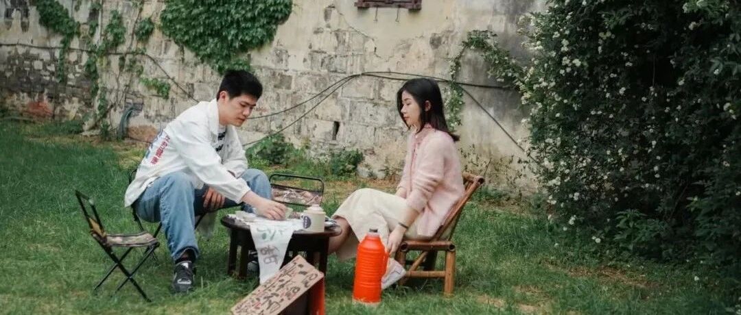 24岁姑娘摆茶摊：只闲聊！不收费！却租漏雨老屋开茶堂，一天只接待一桌客人