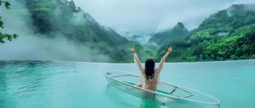 神仙眷侣辞掉高薪工作，爆改废弃山谷，悬崖高空造无边恒温泡池，全景树屋视野绝了！