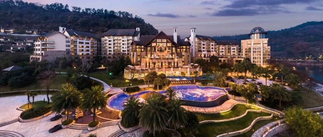 希尔顿度假爆款！巴厘岛风遛娃天堂，2晚湖景房1000+周末不加价，性价比之王！