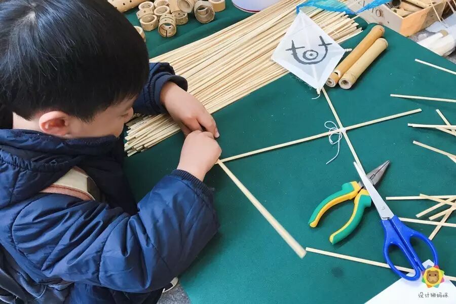 选用壁厚3-5厘米的竹子削成的竹片,利用竹片的韧性做风筝的骨架,量好