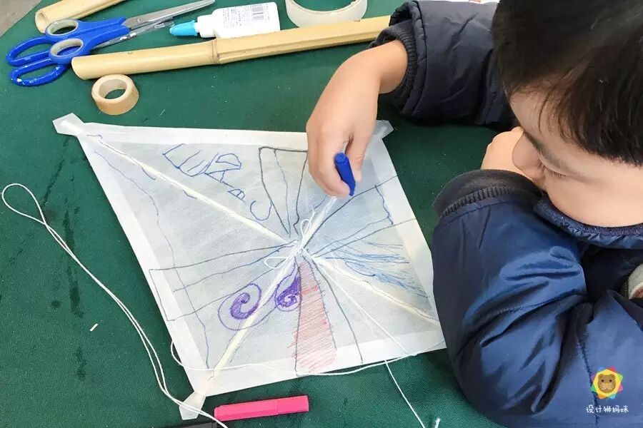 可以用重物压在上面辅助固定,然后进行其他两个边的粘合;风筝线我们加