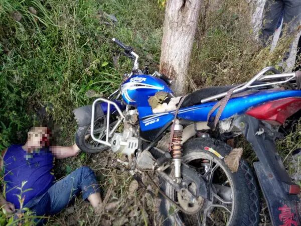 修水一男子骑车翻下路坎,不幸身亡!