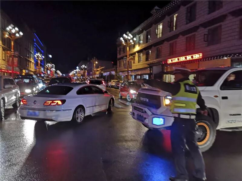稻城交警：旅游旺季齐出动 保驾护航在路上